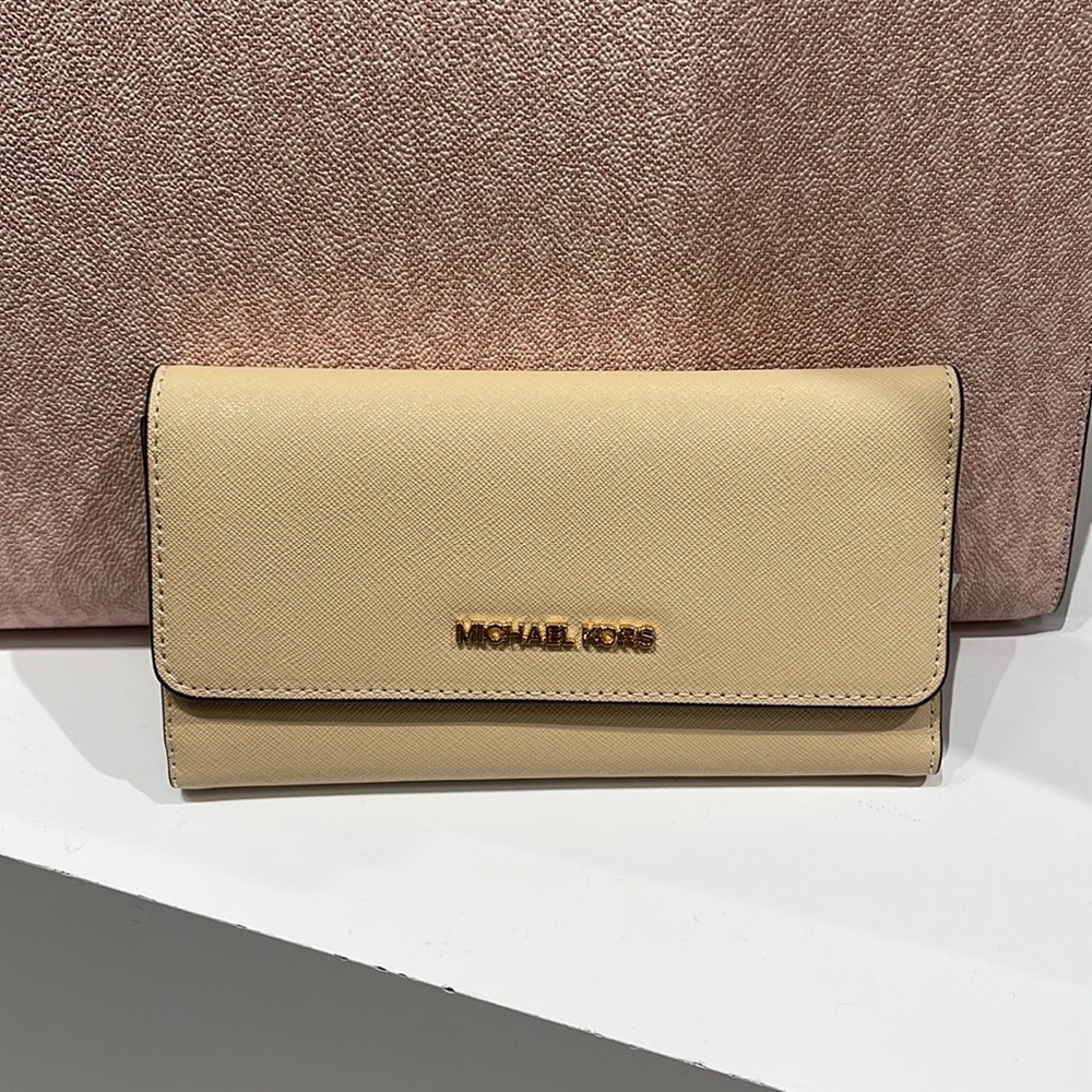 MICHAEL KORS JET SET TRAVEL LARGE TRIFOLD WALLET BUFF COLOR - Picture 2 of 16